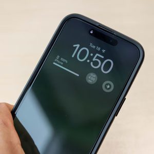 Protection d&rsquo;écran QUAD LOCK verre trempé – iPhone SE4